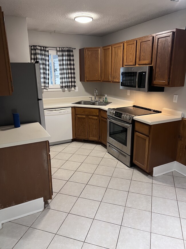 Updated Stainless steel appliances - 1274 Greenbriar Ct