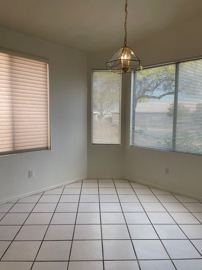 Building Photo - Large 3 Bedroom! Master Bedroom w/ Sitting Room!