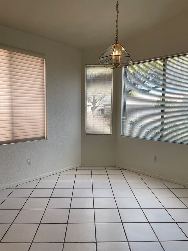 Foto del edificio - Large 3 Bedroom! Master Bedroom w/ Sitting Room!