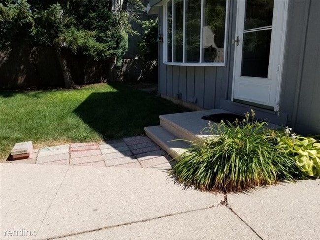 Building Photo - 4 br, 2 bath House - 6015 N Shoreland Ave