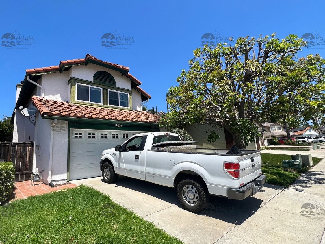 Foto principal - Two Story 3BD/2.5BA Home In Carmel Valley
