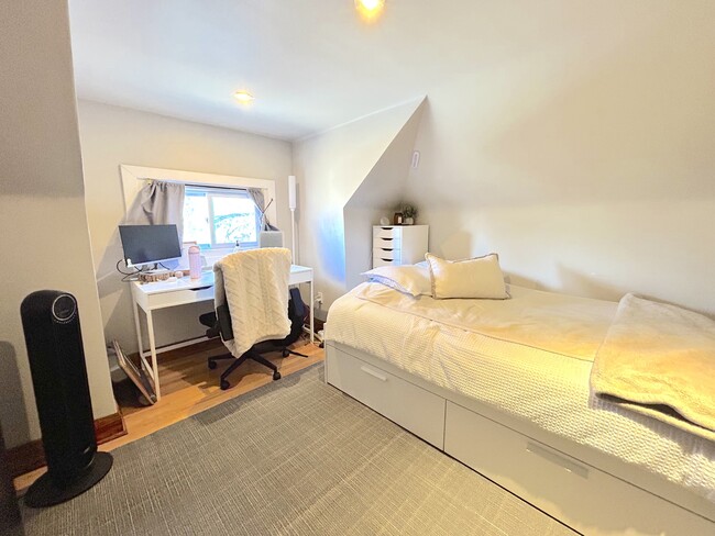 Building Photo - 27 Dromore Crescent