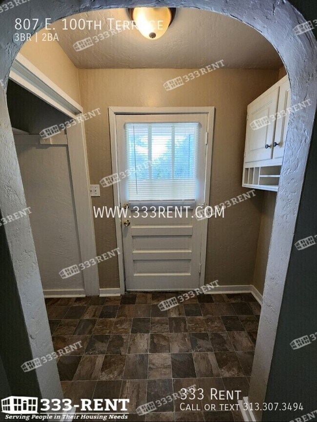 Foto del edificio - 807 E. 100th Terrace-
