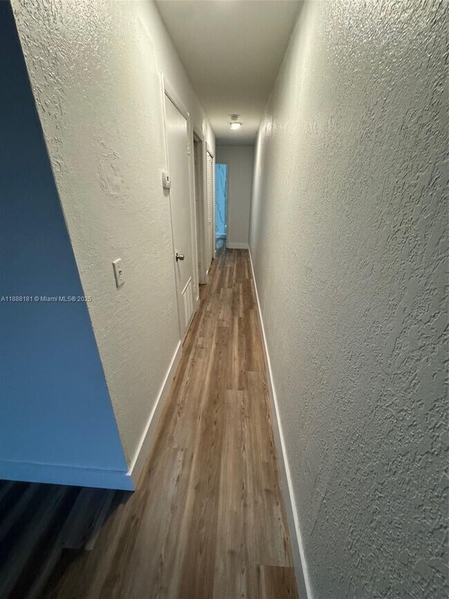 Foto del edificio - 7830 SW 10th St