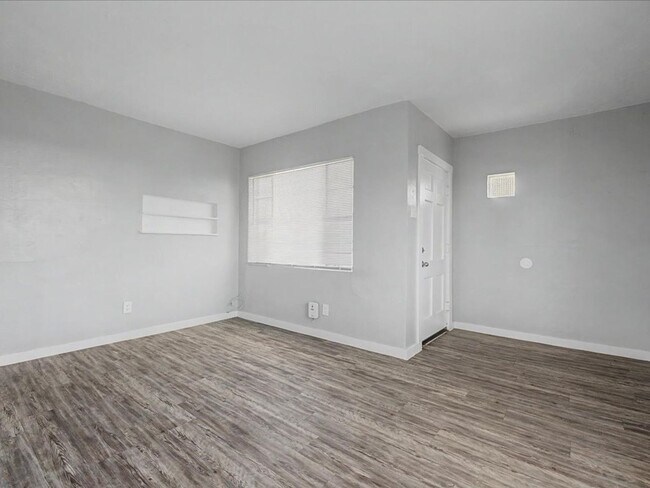 Foto del edificio - 2122 N Forgeus Ave