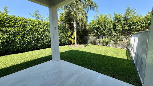 Building Photo - 522 Live Oak Ln