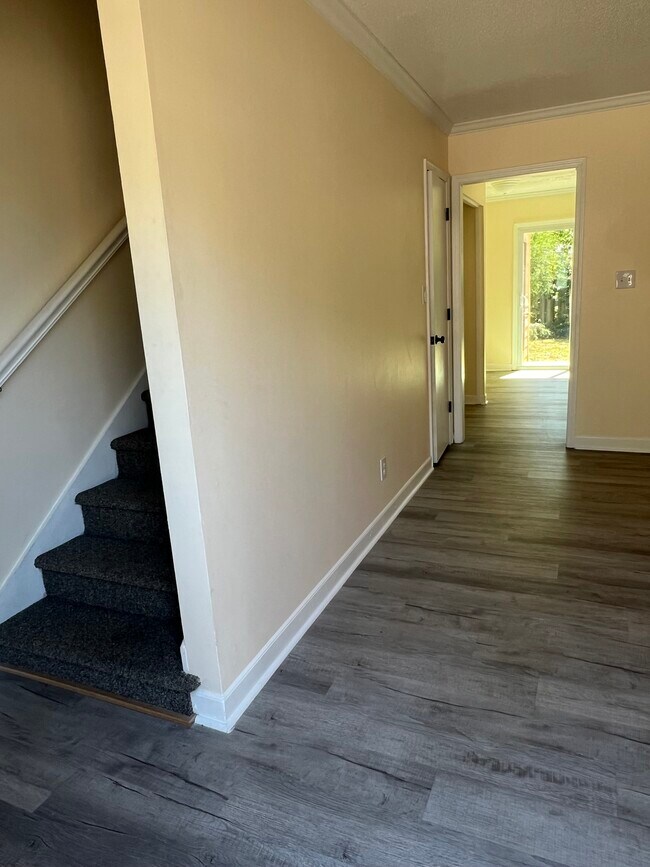 Foto del edificio - 323 E Blackstock Rd