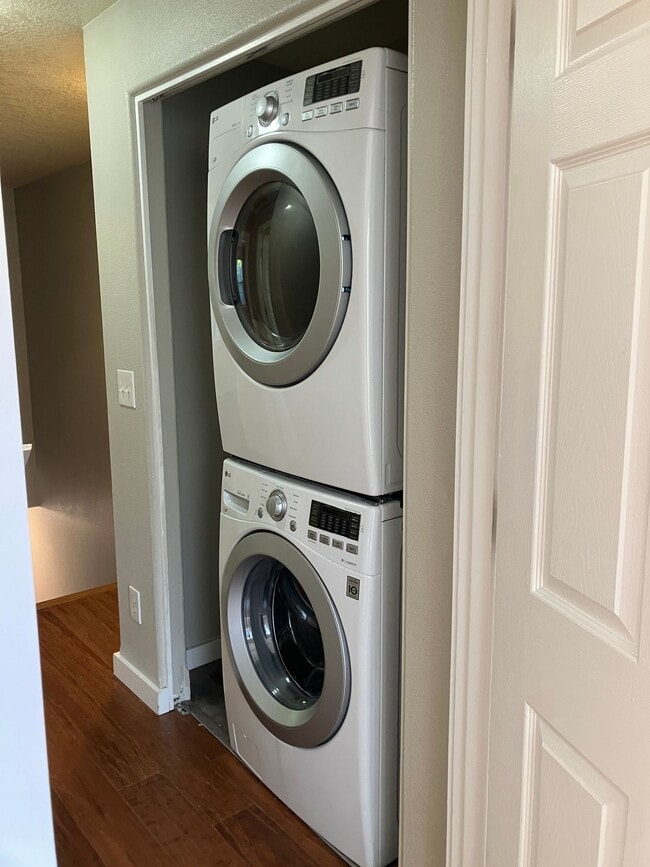 Foto del edificio - Townhouse, 1.5 bath, w/d in unit, private back patio, all dogs welcome!