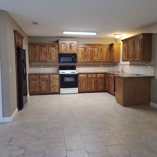 Building Photo - 903 W Gay St