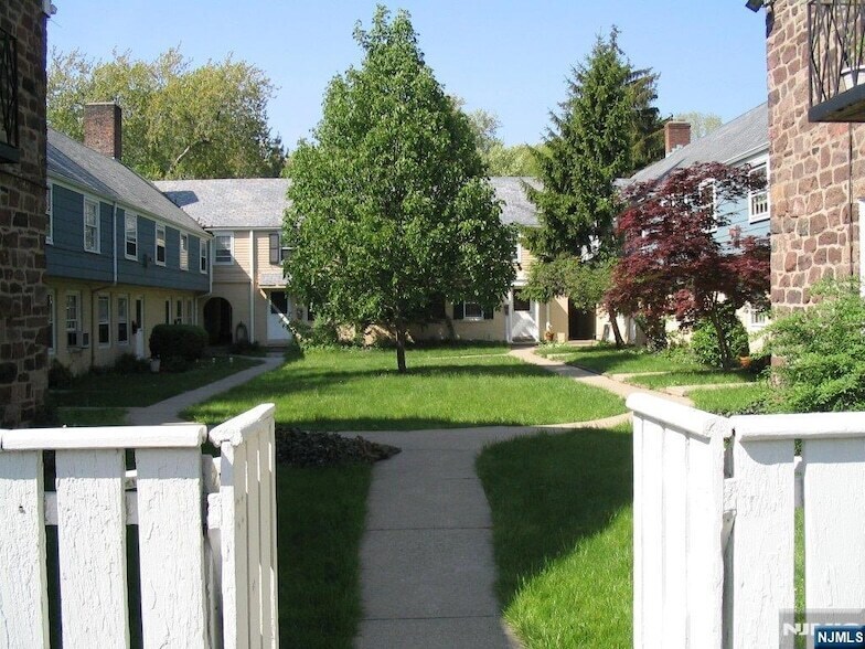 Primary Photo - 715 Cedar Ln