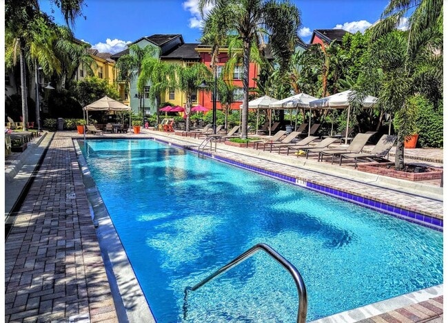 PISCINA - 2411 W Horatio St