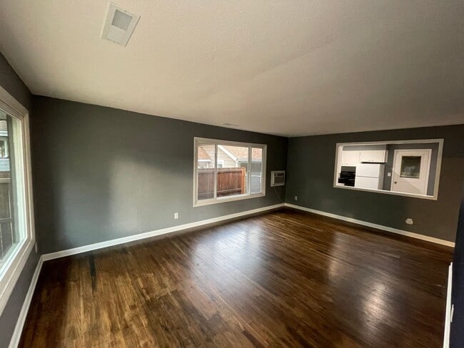 Building Photo - 651