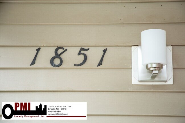 Foto del edificio - 3 Bedroom and 1.5 bathroom Duplex for Rent