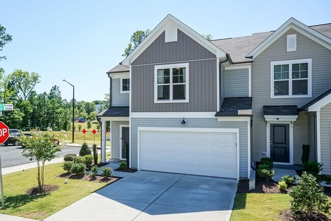 Foto del edificio - Gorgeous End Unit Townhome!