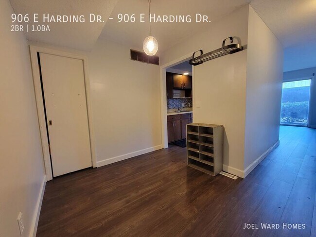 Building Photo - Renovated 2 Bedroom Apartment Conveniently...