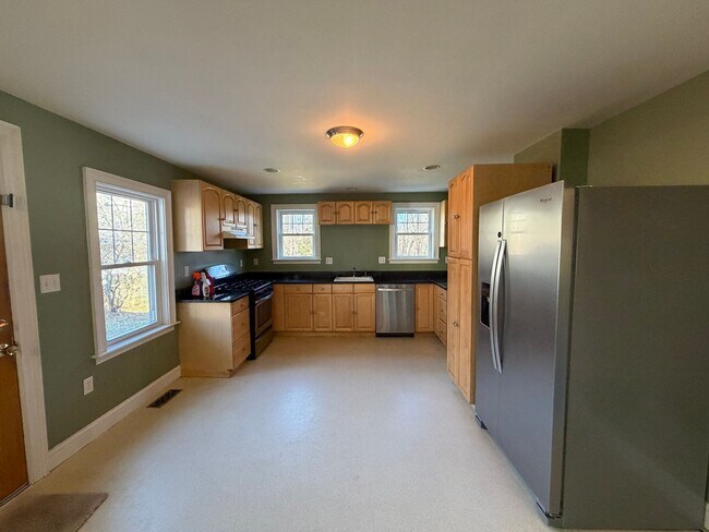 Foto del edificio - Move-In Ready Townhouse in North Billerica – Unbeatable Transit Access!