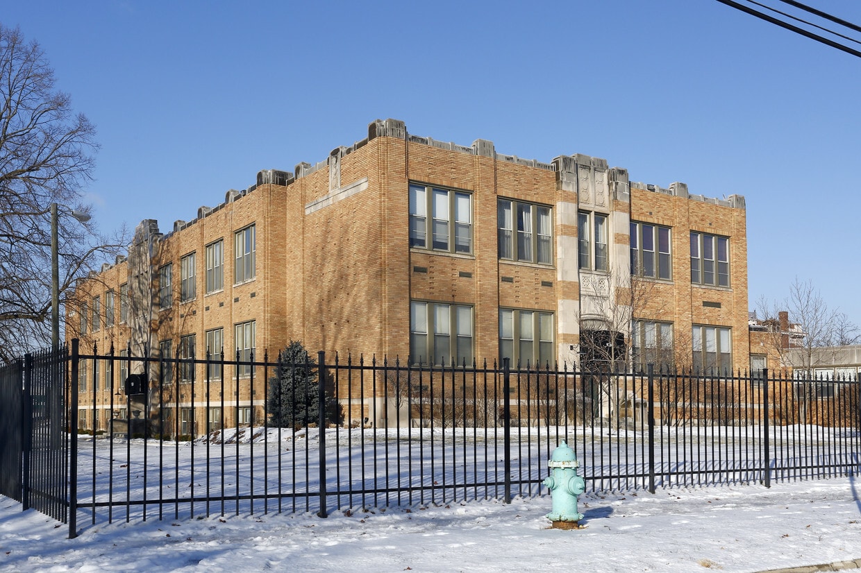 Primary Photo - 920 E 62nd St