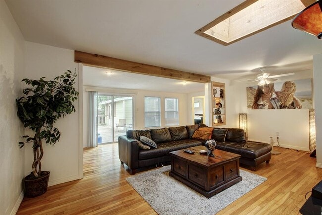 Building Photo - 603 Zennia St