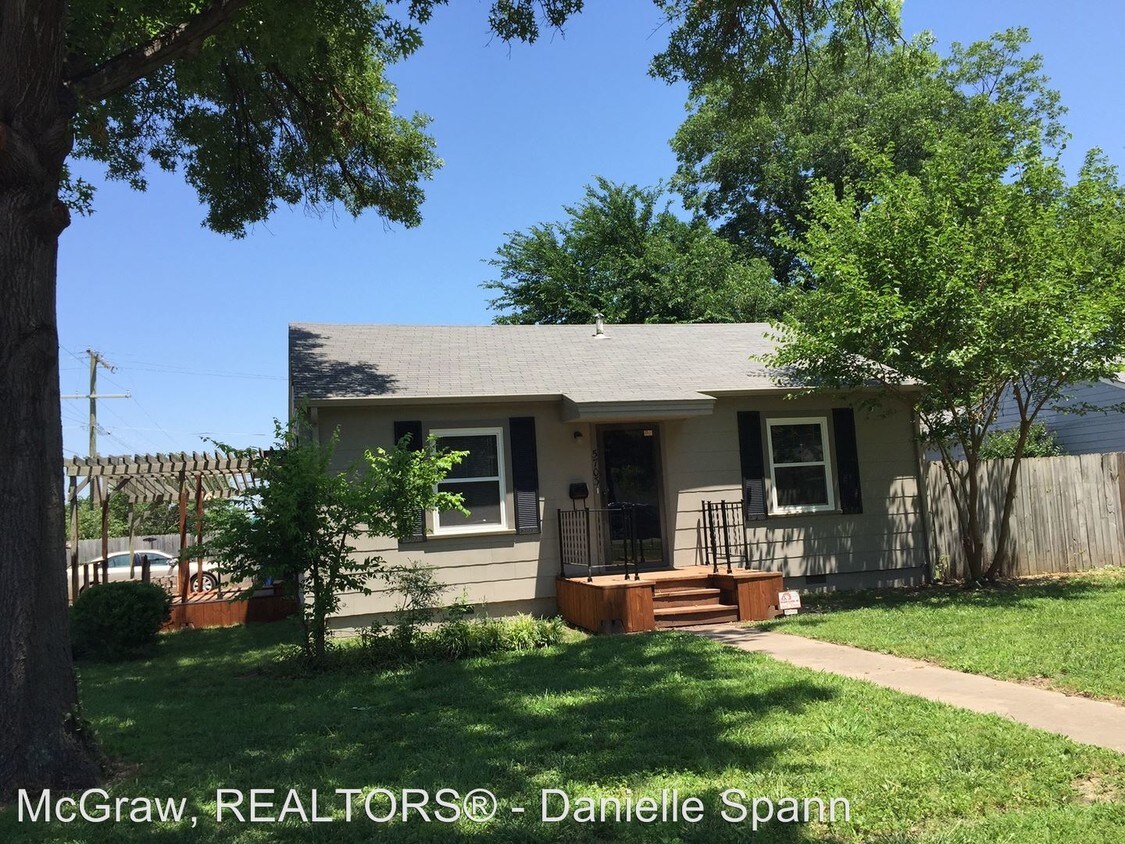 Foto principal - 5703 E 3rd St