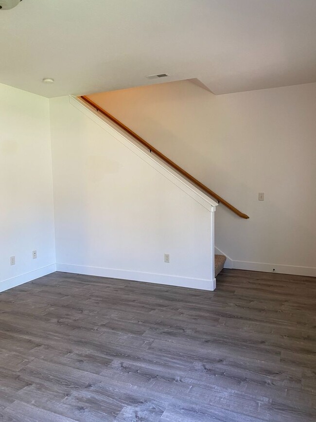 Building Photo - Come home to a 3 bed, 2.5 bath townhome fo...