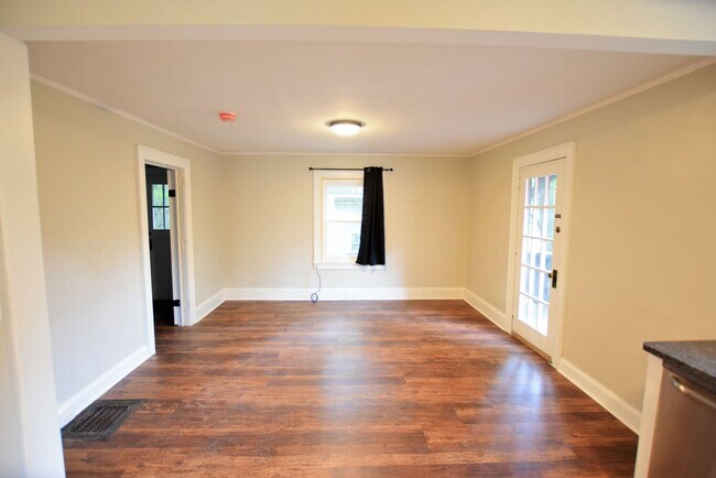 Building Photo - Room for Rent in 5 Bedroom House