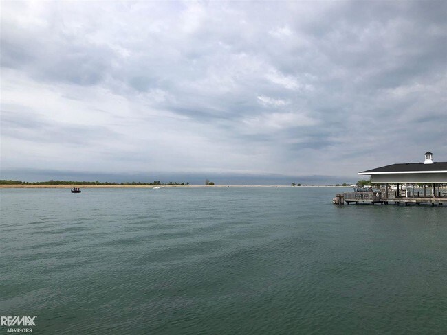 Foto del edificio - 6009 Pointe Tremble Rd