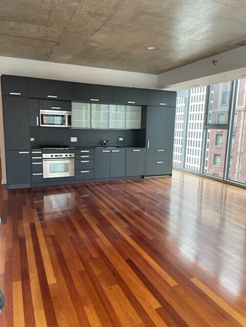 Building Photo - 550 N St Clair St