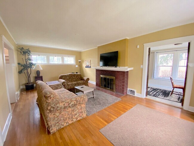 Foto del edificio - 1611 Maple Rd