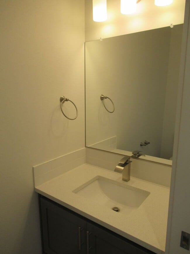 Building Photo - Two Bedroom Townhouse in South Salem