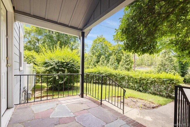 Foto del edificio - 119 E Village Rd