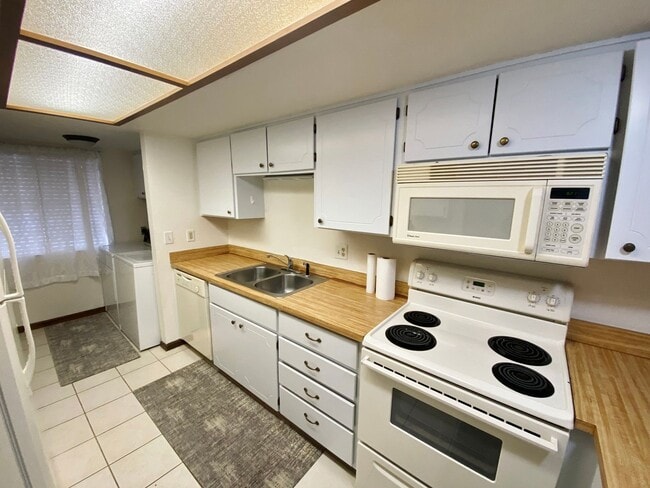 Building Photo - TOWNHOME - VILLAGE OF OAK CREEK