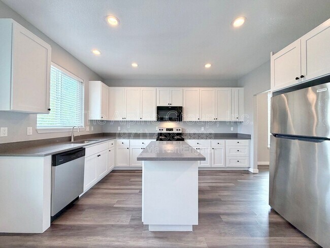 Building Photo - 5847 SW Coventry Pl