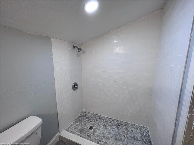 Foto del edificio - 3-Bedroom & 2-Bathroom with a Bonus Room