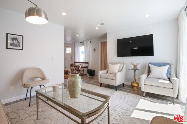 Foto del edificio - 6438 Rhea Ave