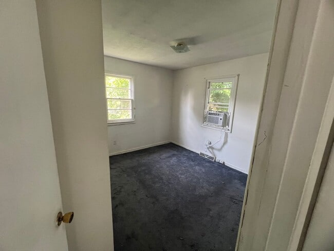 Building Photo - 2 bed, 1 bath and cute