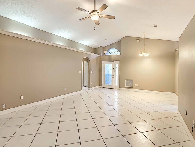 Building Photo - 3/2/2 POOL home near UCF with Seminole Sch...