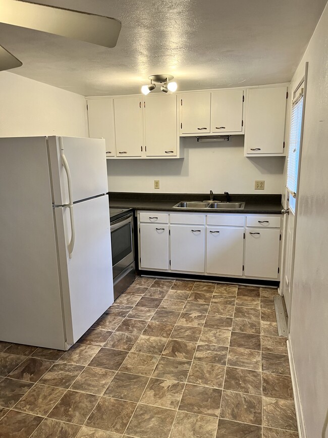 Building Photo - 305 E Highland Ave