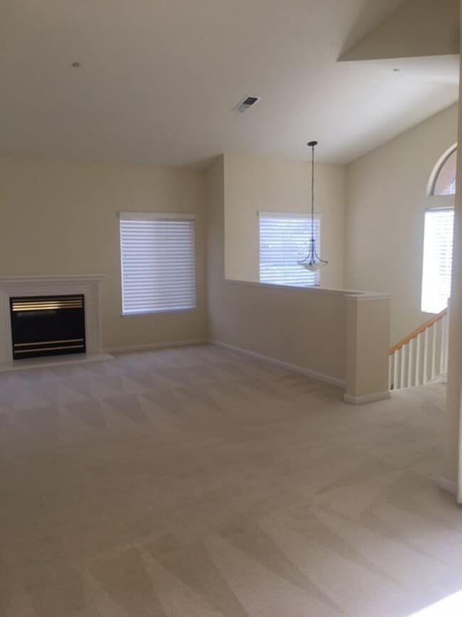 Building Photo - Outstanding 2 bd 2 bth Condo in prime Plea...