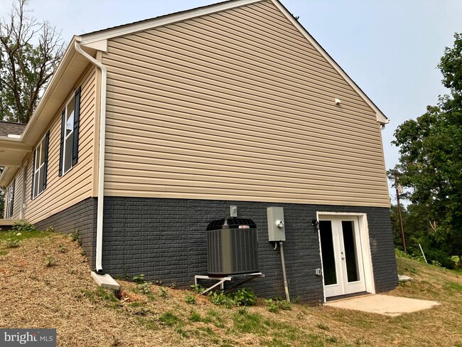 Building Photo - 468 Battle Mountain Rd