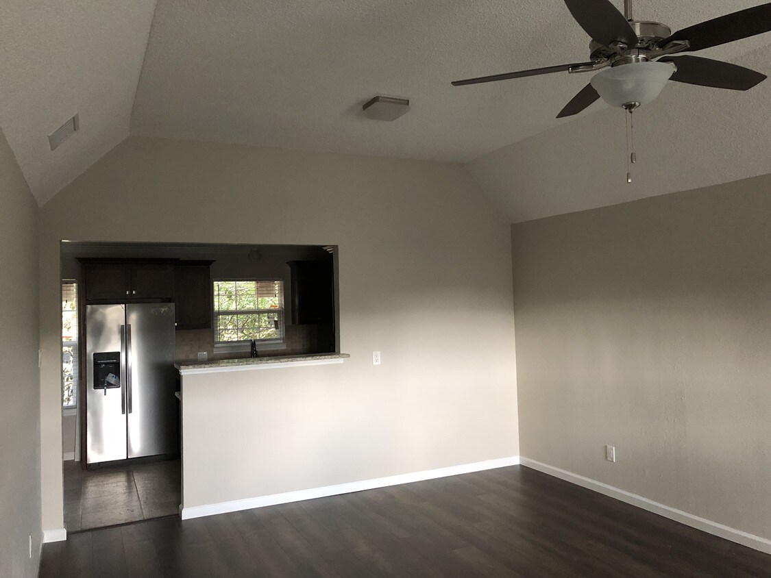 3705 W Pioneer Pkwy Unit Apt B, Arlington, TX 76013 Apartments in