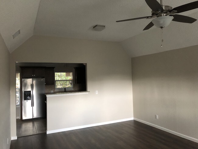 Sala de estar mirando hacia la cocina - 3705 W Pioneer Pkwy