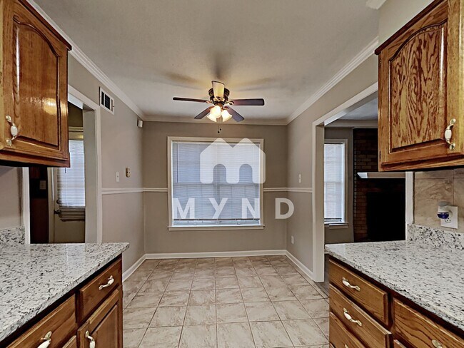 Foto del edificio - 5315 Longwood Dr