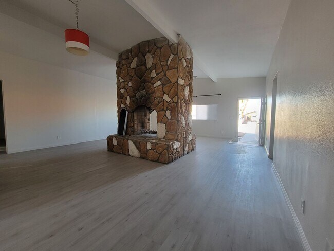 Foto del edificio - Renovated Single Family Home!  Large backy...