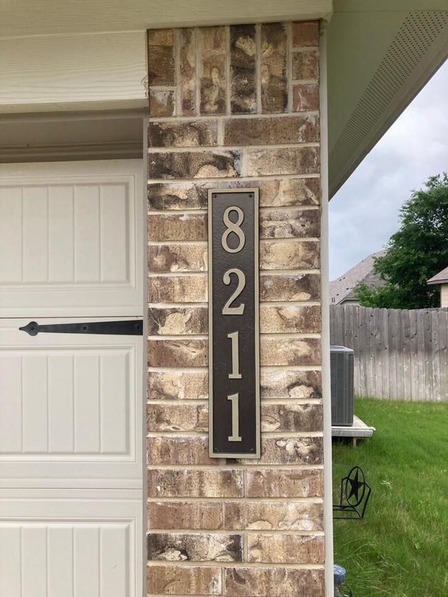 Foto del edificio - Three-bedroom, Two bath, two car garage Ho...