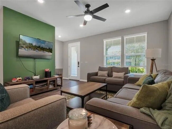 Building Photo - Stunning Townhome in Orlando!