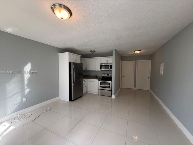 Foto del edificio - 2401 NW 82nd St