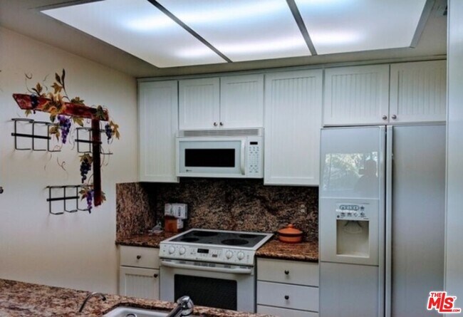 Building Photo - 501 Palisades Dr