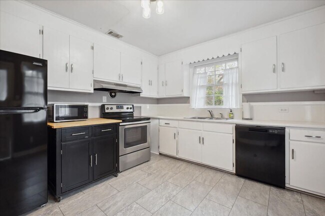 Building Photo - Spacious 3-Bedroom, 1-Bathroom Home in Sav...