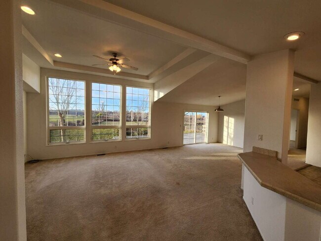 Foto del edificio - 3 bed 2 bath 2 car garage w/ great views i...