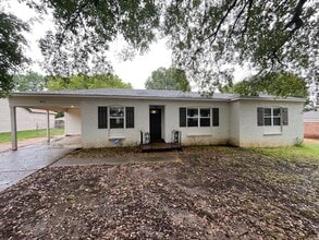 Building Photo - 3810 Hilltop Dr